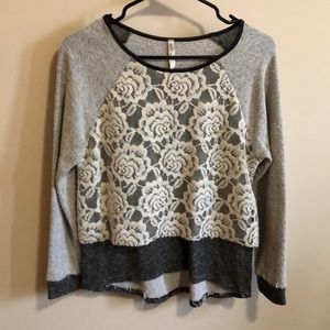 Grey sweater with white crochet details - Size S